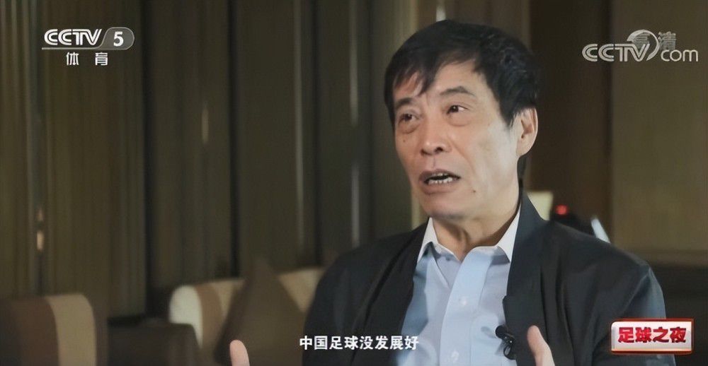 他拿出尖刀刺向白纤楚，而袁帅意外冲出挡刀，受伤后昏倒在地